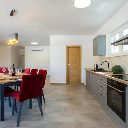 3 Bedroom Stunning In بيت للعطل Raša