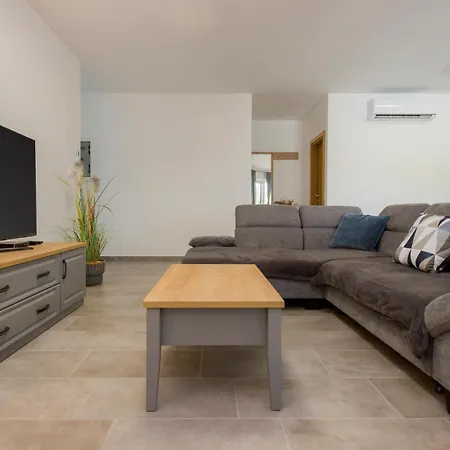 بيت للعطل 3 Bedroom Stunning In