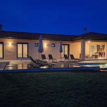 بيت للعطل 3 Bedroom Stunning In Raša