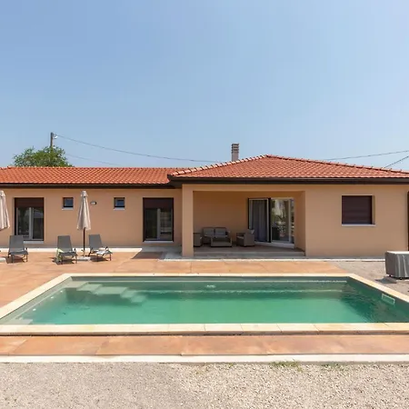 3 Bedroom Stunning In *