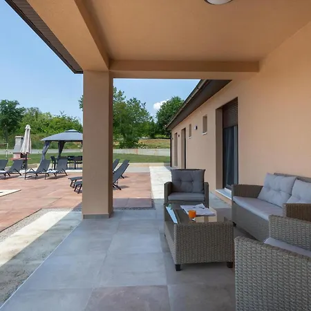 بيت للعطل 3 Bedroom Stunning In